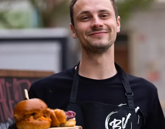 „Masterchefovské“ Blbý vařečky kříží burgery s asijskou kuchyní