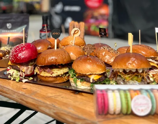 Burger Festival zase na cestách. Letos frčí miniburgery